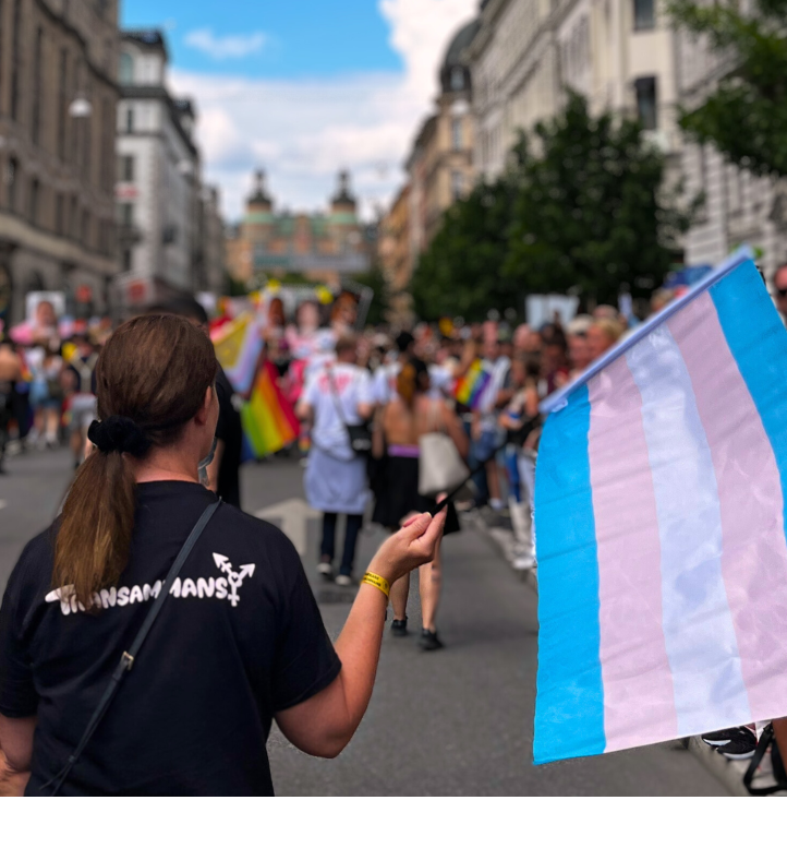 Foto på en volontär för Transammans i Stockholm Prideparad.