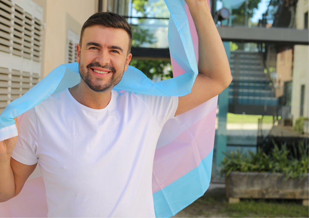 person med transflagga om axlarna