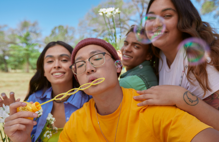 Foto på fyra unga transpersoner som delar på Blåhaj sommarläger.