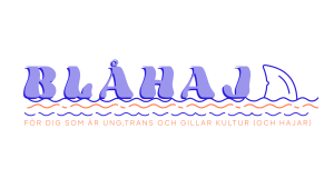 Illustration med texten "Blåhaj, för dig som är ung, trans och gillar kultur (och hajar)". Efter "blåhaj" syns en hajfena.